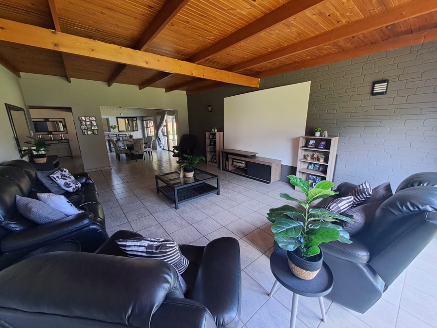 5 Bedroom Property for Sale in Unitas Park Gauteng