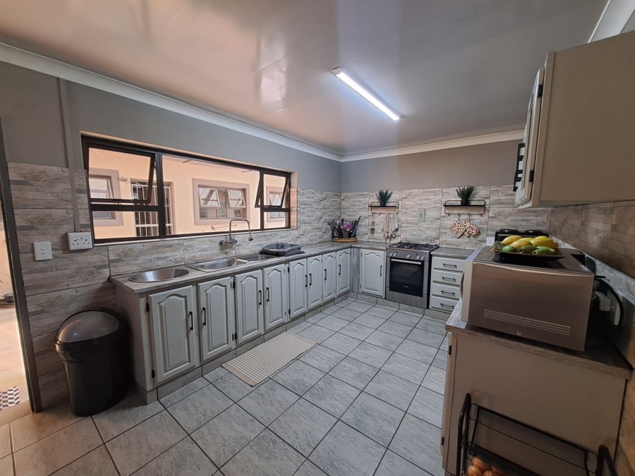 5 Bedroom Property for Sale in Unitas Park Gauteng