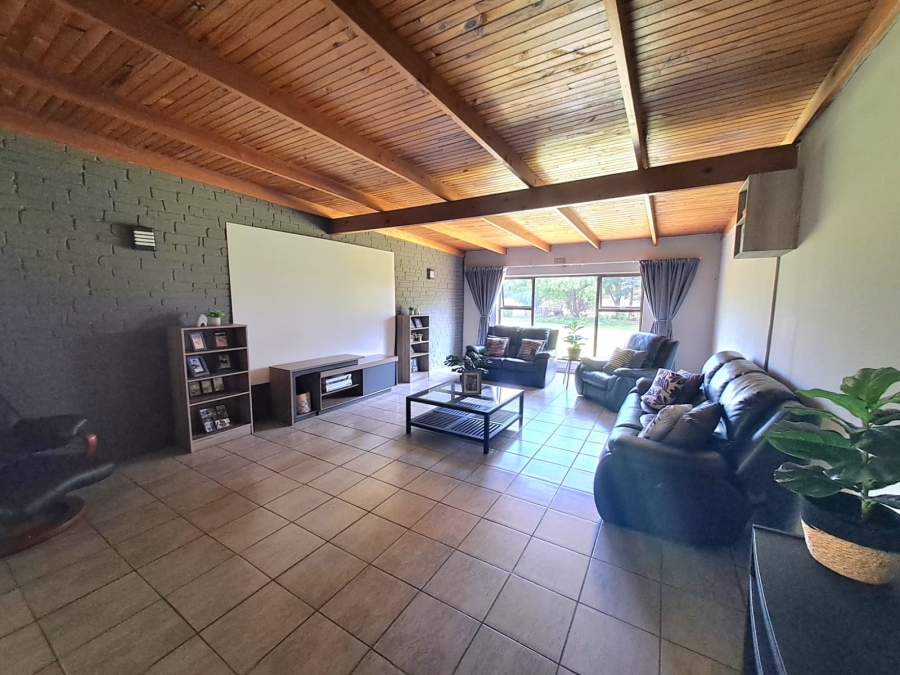 5 Bedroom Property for Sale in Unitas Park Gauteng