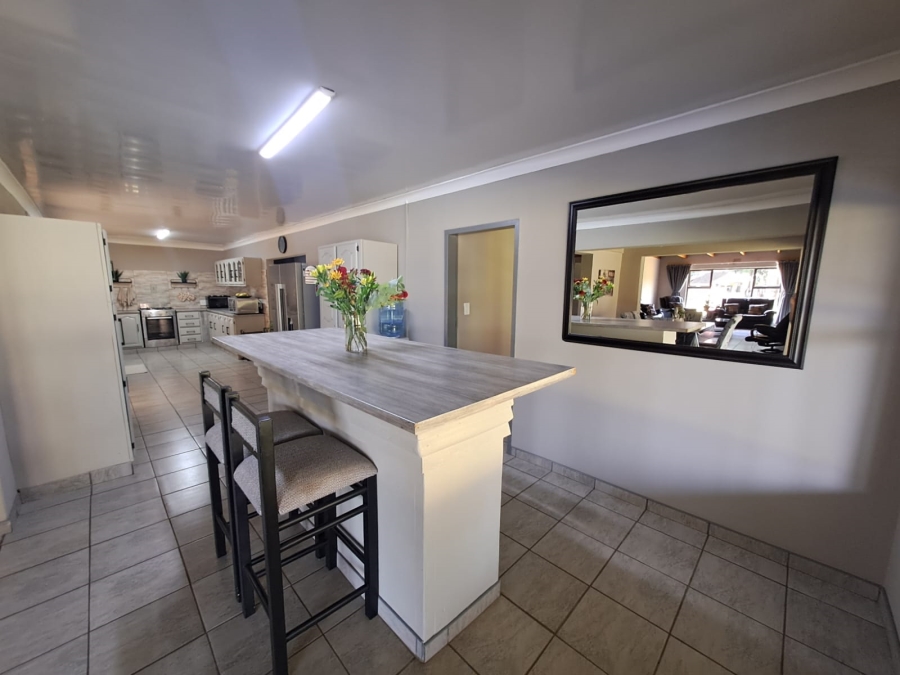 5 Bedroom Property for Sale in Unitas Park Gauteng