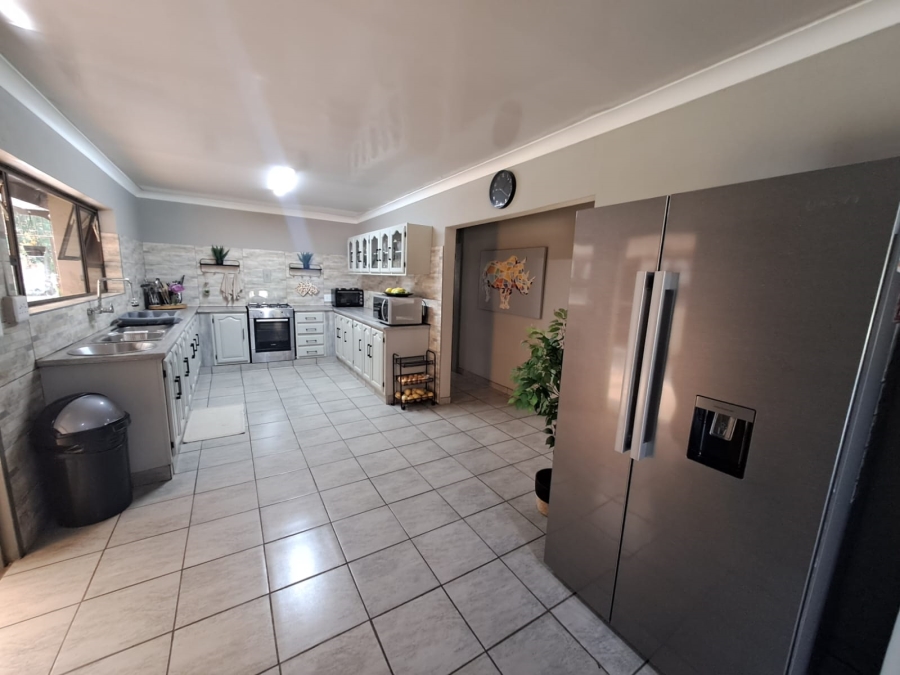 5 Bedroom Property for Sale in Unitas Park Gauteng