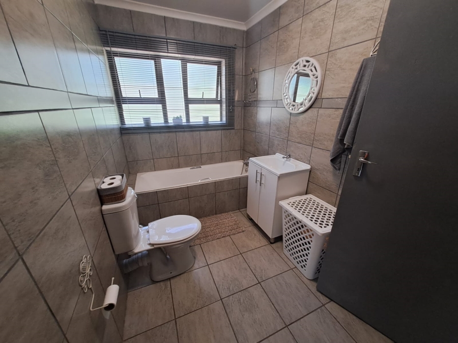 5 Bedroom Property for Sale in Unitas Park Gauteng