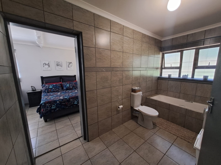 5 Bedroom Property for Sale in Unitas Park Gauteng