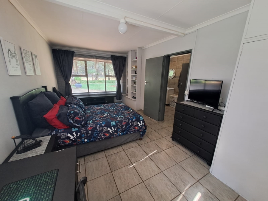 5 Bedroom Property for Sale in Unitas Park Gauteng