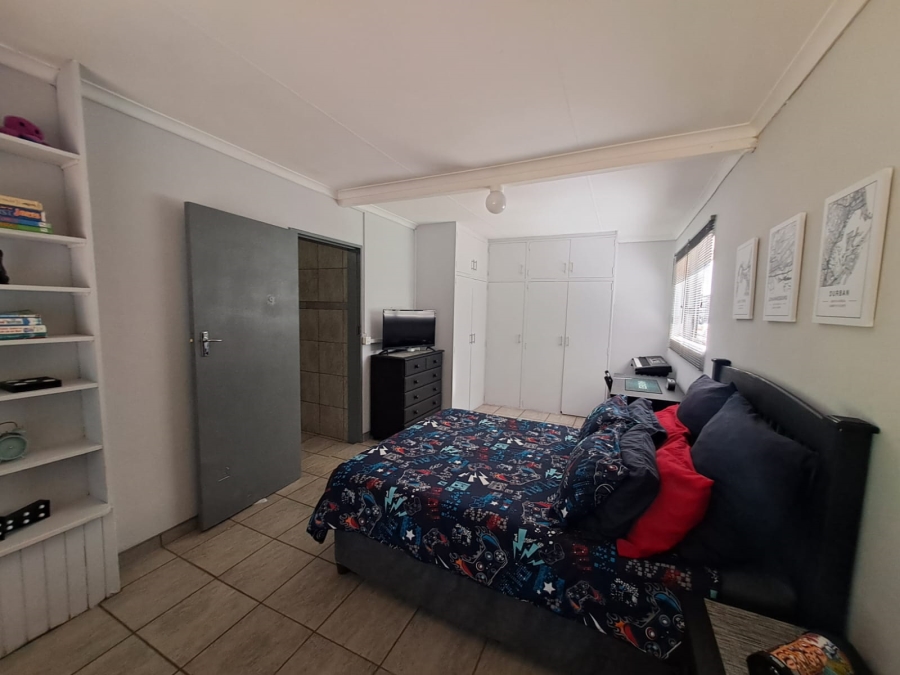 5 Bedroom Property for Sale in Unitas Park Gauteng