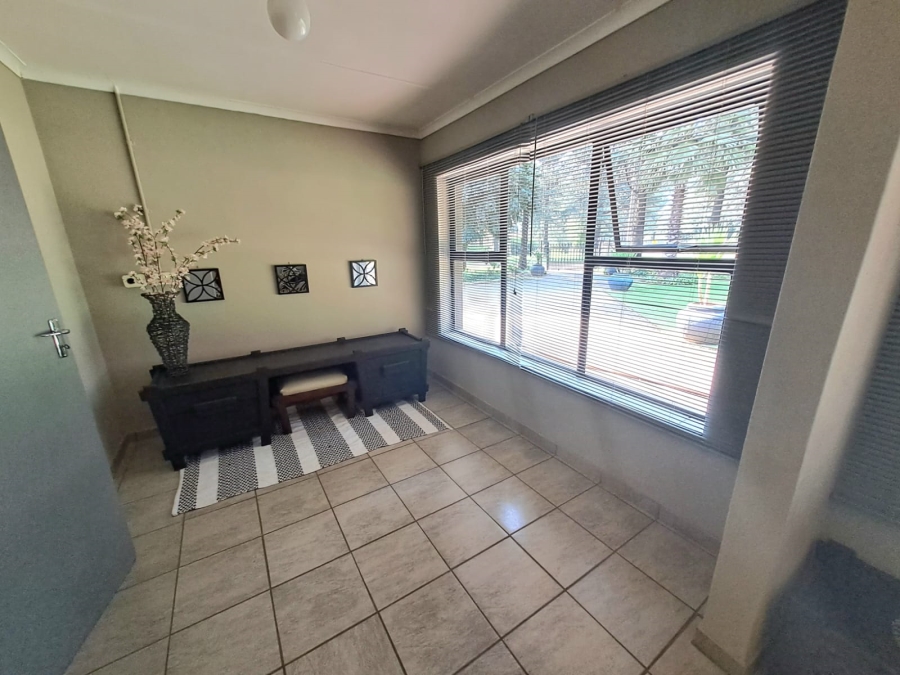 5 Bedroom Property for Sale in Unitas Park Gauteng