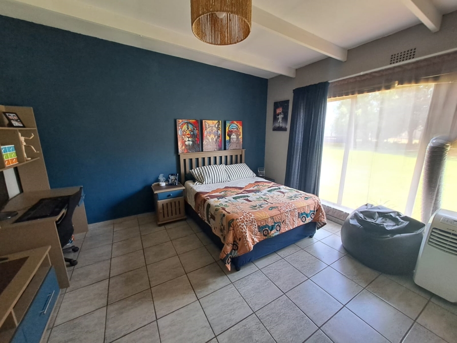 5 Bedroom Property for Sale in Unitas Park Gauteng