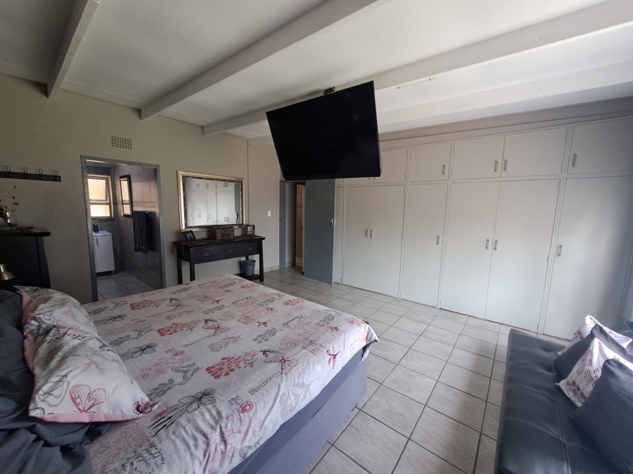 5 Bedroom Property for Sale in Unitas Park Gauteng