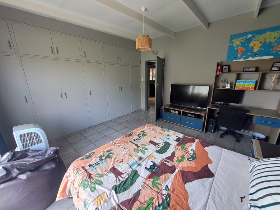 5 Bedroom Property for Sale in Unitas Park Gauteng