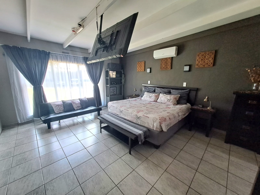5 Bedroom Property for Sale in Unitas Park Gauteng