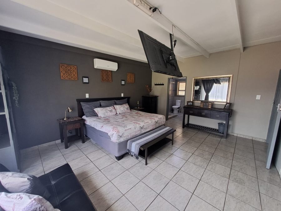 5 Bedroom Property for Sale in Unitas Park Gauteng