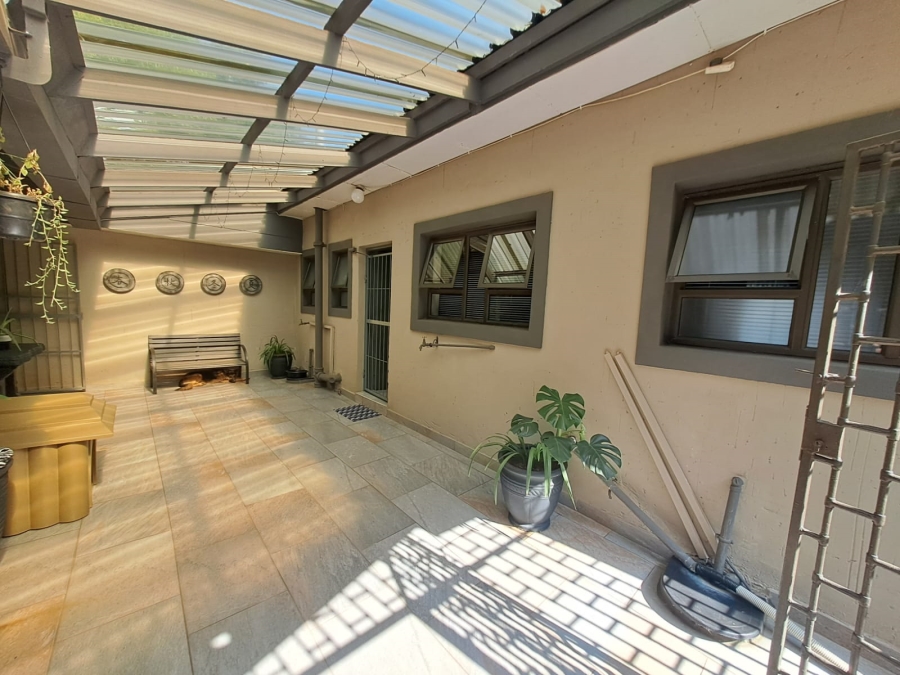 5 Bedroom Property for Sale in Unitas Park Gauteng