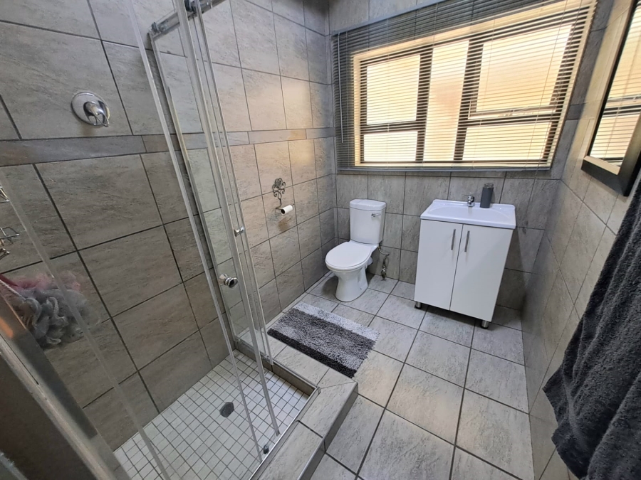 5 Bedroom Property for Sale in Unitas Park Gauteng