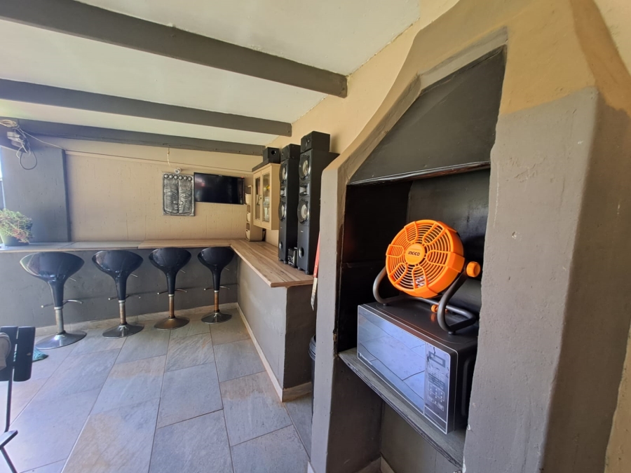 5 Bedroom Property for Sale in Unitas Park Gauteng