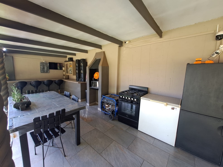 5 Bedroom Property for Sale in Unitas Park Gauteng