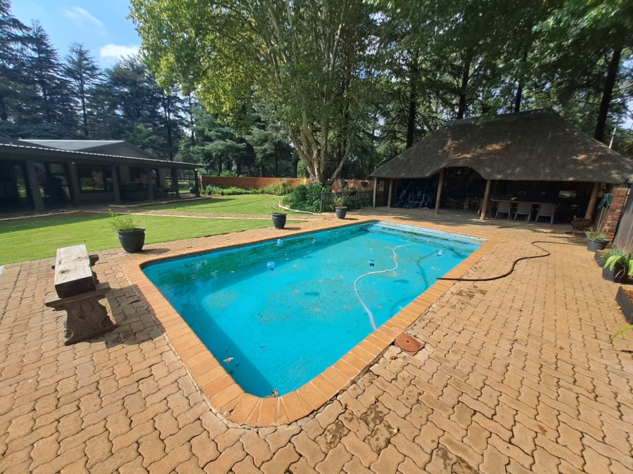 5 Bedroom Property for Sale in Unitas Park Gauteng