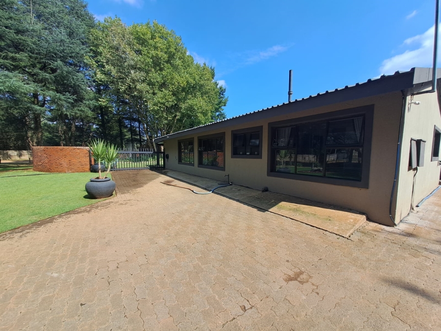 5 Bedroom Property for Sale in Unitas Park Gauteng