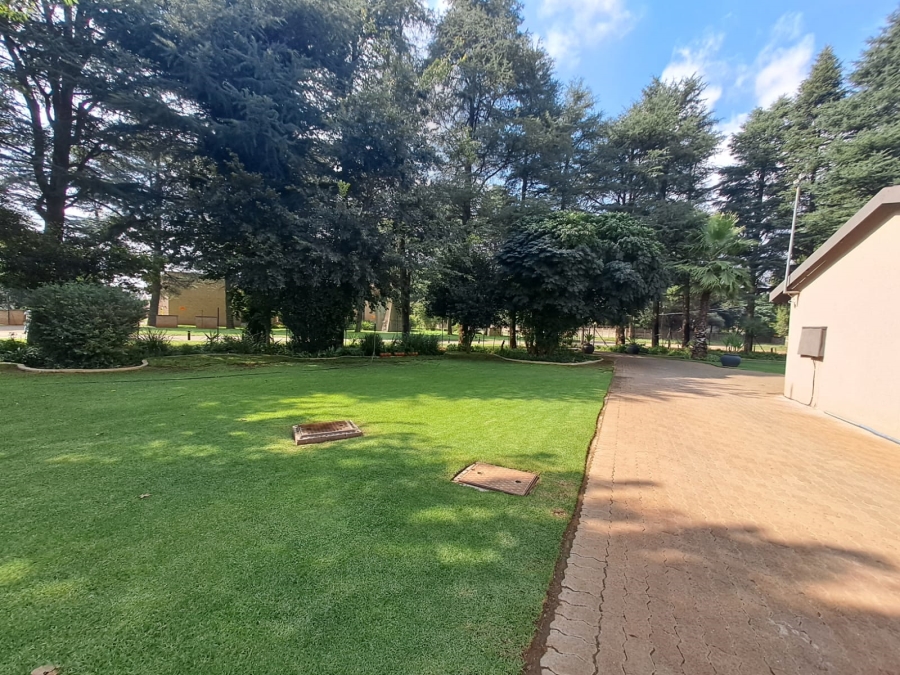 5 Bedroom Property for Sale in Unitas Park Gauteng