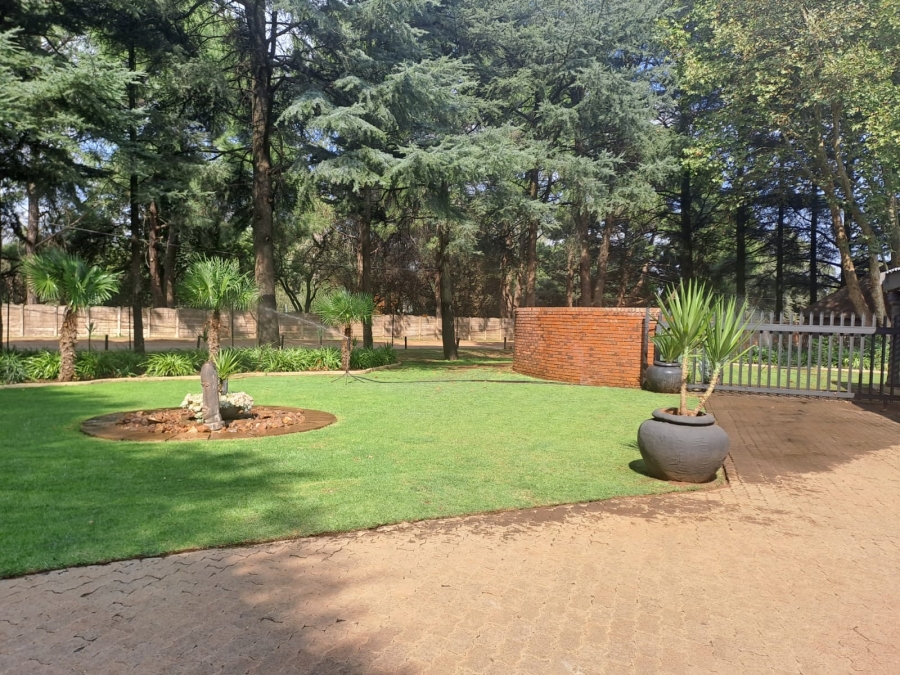 5 Bedroom Property for Sale in Unitas Park Gauteng