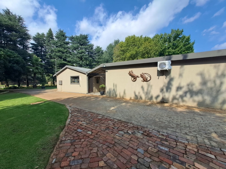 5 Bedroom Property for Sale in Unitas Park Gauteng