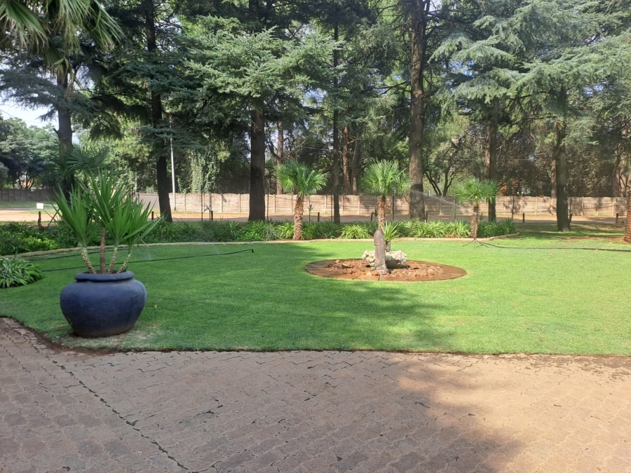 5 Bedroom Property for Sale in Unitas Park Gauteng