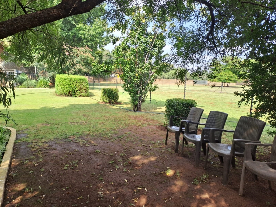 5 Bedroom Property for Sale in Unitas Park Gauteng