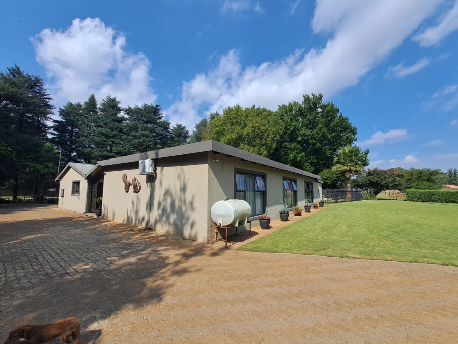 5 Bedroom Property for Sale in Unitas Park Gauteng