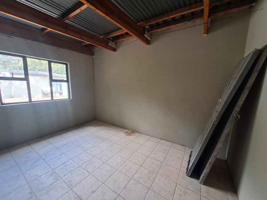5 Bedroom Property for Sale in Unitas Park Gauteng