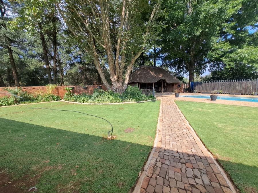 5 Bedroom Property for Sale in Unitas Park Gauteng
