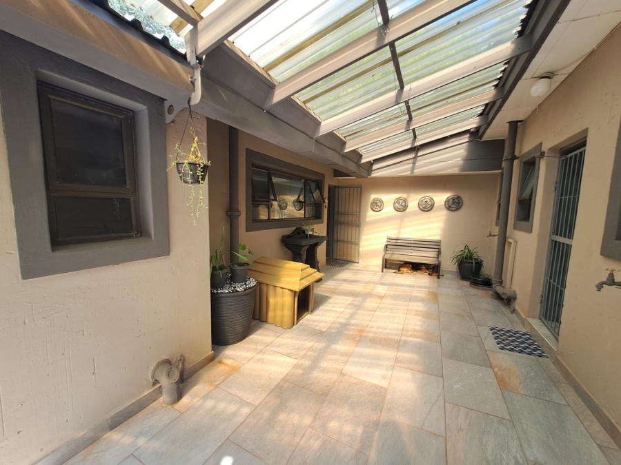 5 Bedroom Property for Sale in Unitas Park Gauteng