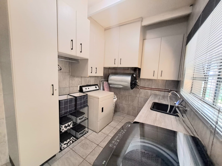 5 Bedroom Property for Sale in Unitas Park Gauteng