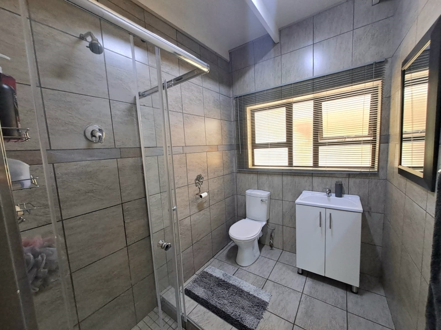 5 Bedroom Property for Sale in Unitas Park Gauteng