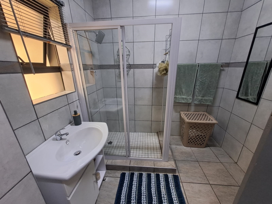 5 Bedroom Property for Sale in Unitas Park Gauteng