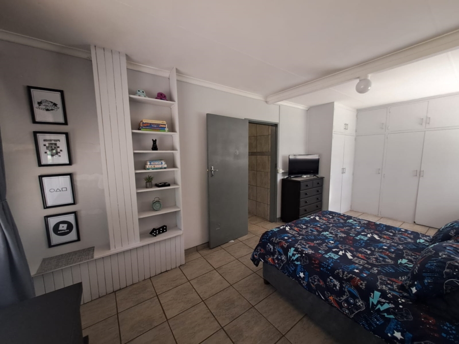 5 Bedroom Property for Sale in Unitas Park Gauteng