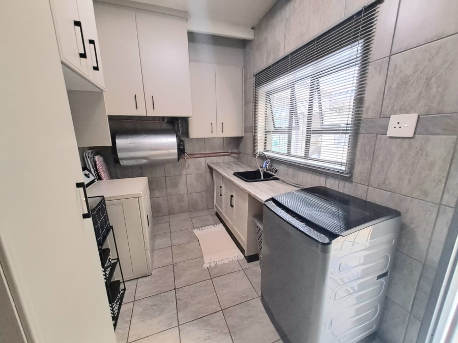 5 Bedroom Property for Sale in Unitas Park Gauteng