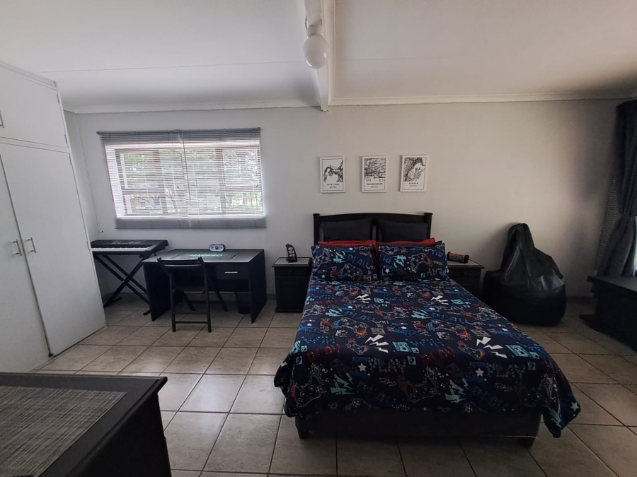 5 Bedroom Property for Sale in Unitas Park Gauteng