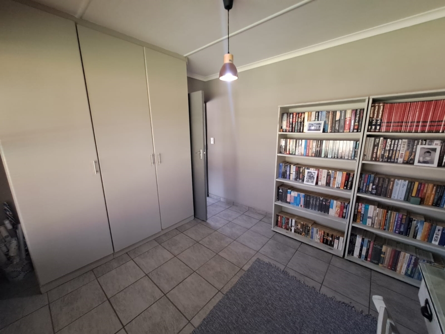 5 Bedroom Property for Sale in Unitas Park Gauteng