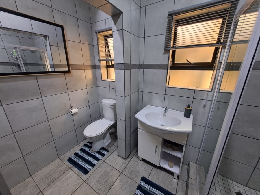 5 Bedroom Property for Sale in Unitas Park Gauteng