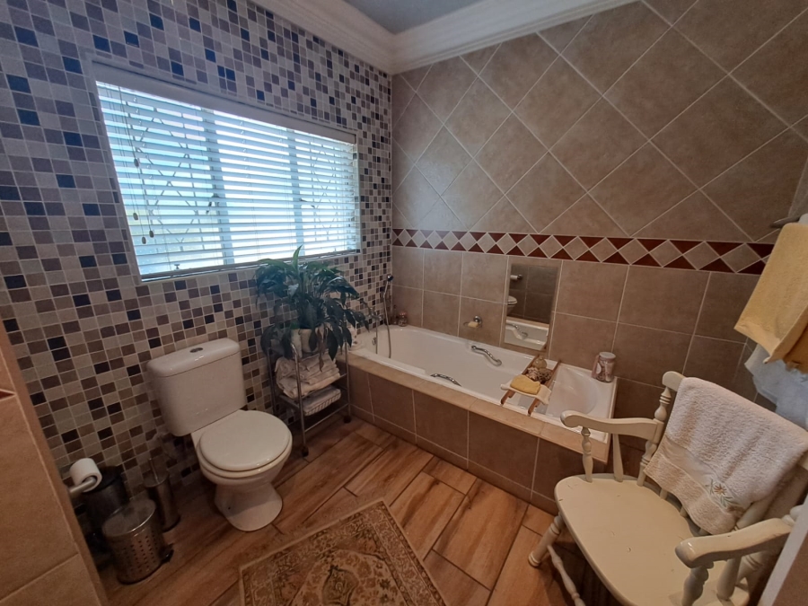 4 Bedroom Property for Sale in Three Rivers Proper Gauteng