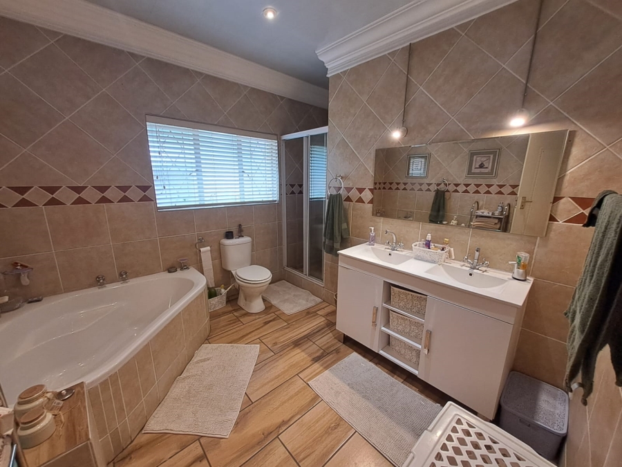 4 Bedroom Property for Sale in Three Rivers Proper Gauteng