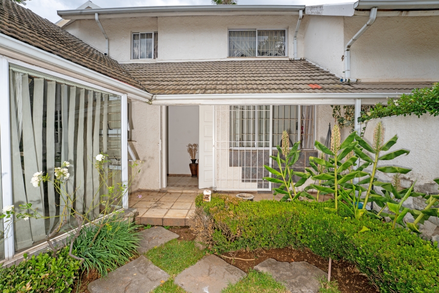 5 Bedroom Property for Sale in Glenadrienne West Gauteng