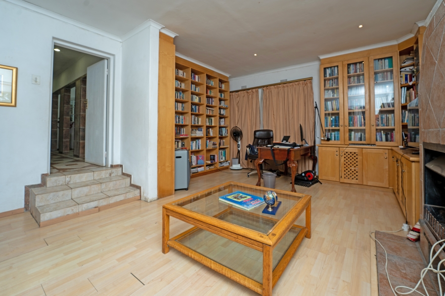 5 Bedroom Property for Sale in Glenadrienne West Gauteng