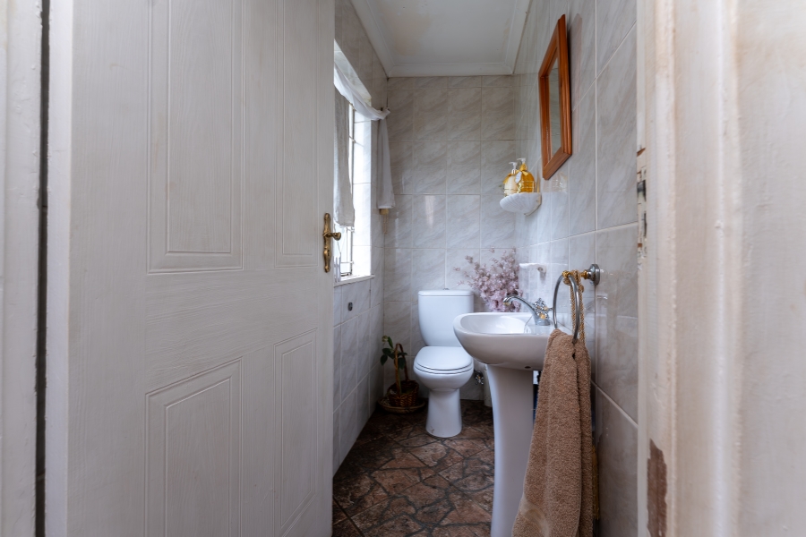 5 Bedroom Property for Sale in Glenadrienne West Gauteng