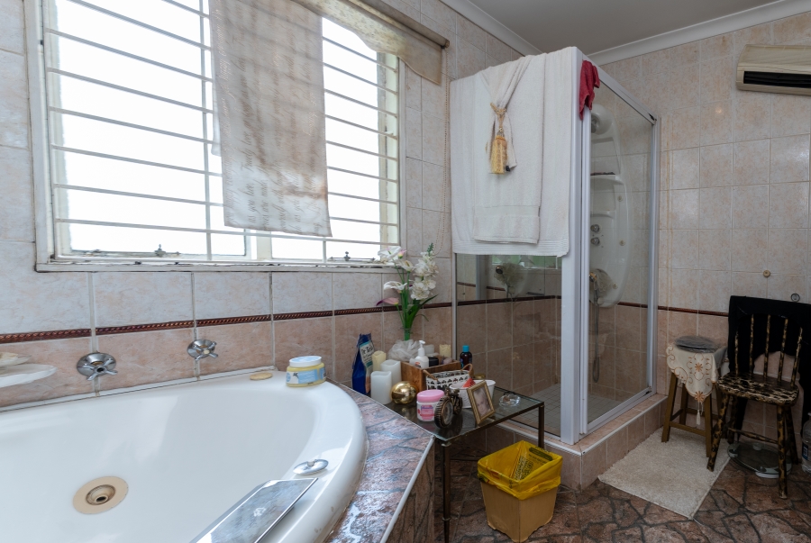 5 Bedroom Property for Sale in Glenadrienne West Gauteng