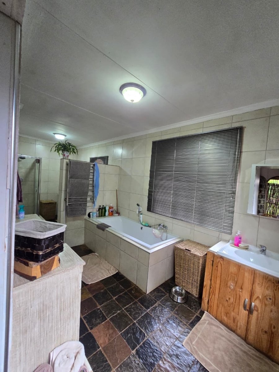 5 Bedroom Property for Sale in Glen Donald A H Gauteng