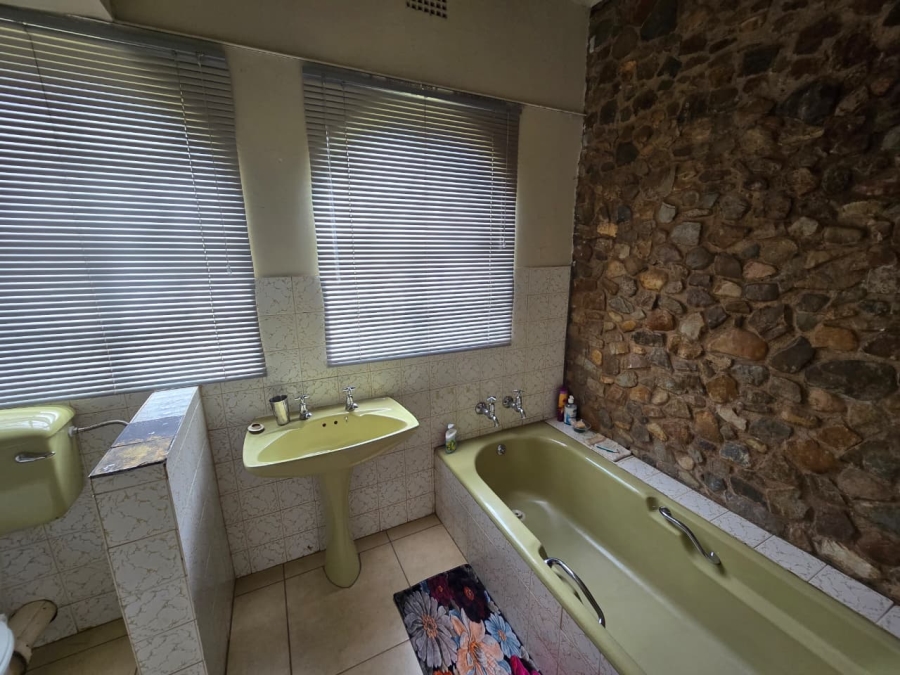 5 Bedroom Property for Sale in Glen Donald A H Gauteng