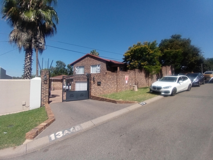5 Bedroom Property for Sale in Bassonia Gauteng