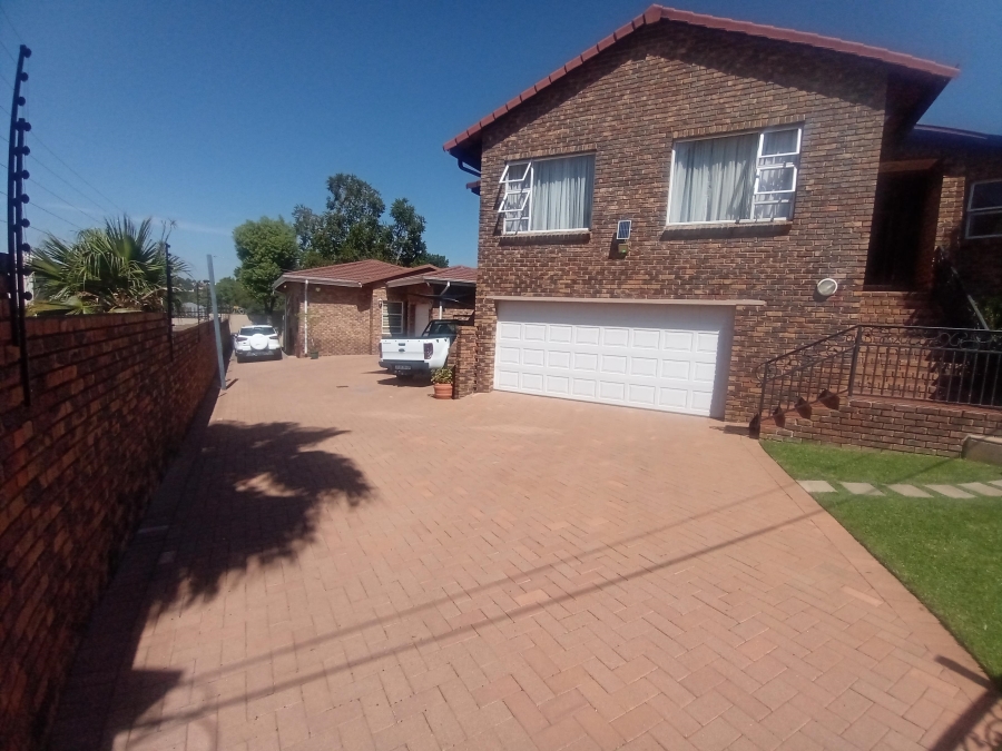 5 Bedroom Property for Sale in Bassonia Gauteng
