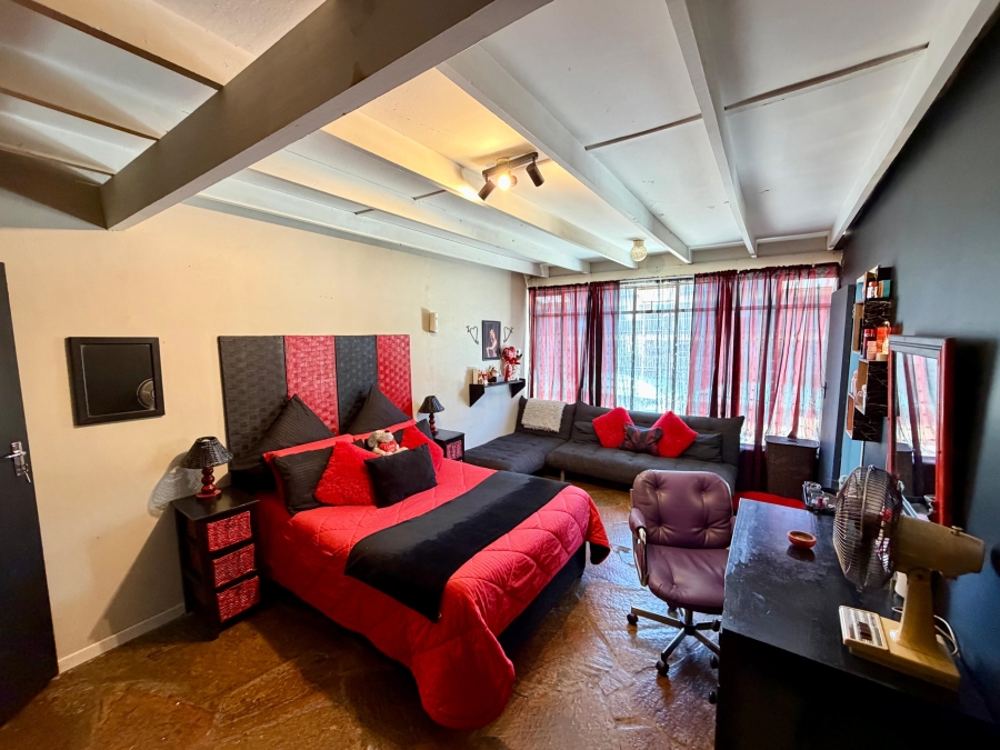 1 Bedroom Property for Sale in Waverley Gauteng