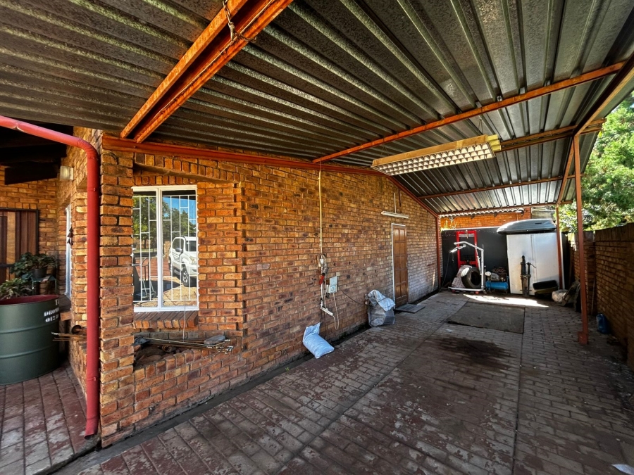 To Let 1 Bedroom Property for Rent in Waverley Gauteng